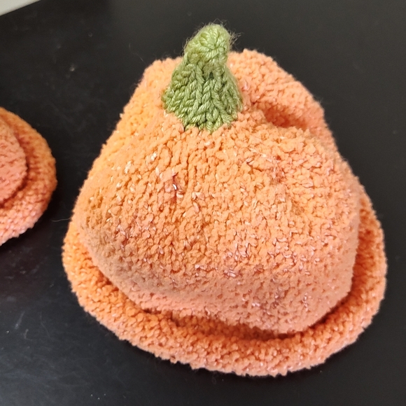 2 hand knitted pumpkin hats for baby/toddler - Picture 2 of 7